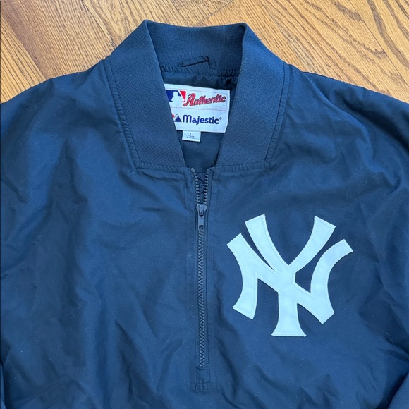 New York Yankees Majestic Windbreaker Jacket. Size Large. Like New Condition. - Picture 4 of 15